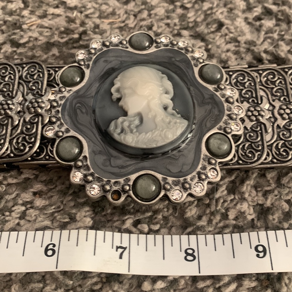 Vintage cameo silver toned metal elastic belt